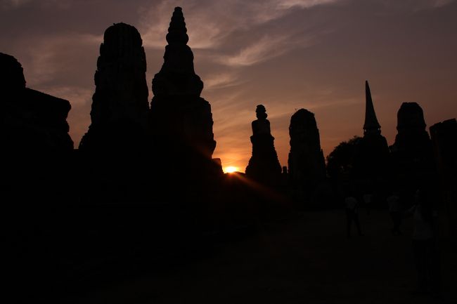 5日目の旅レポです。<br />体調が悪くて旅日記放置してました( ゚Д゚)<br />タイに戻りたいです(泣)<br /><br /><br />【5日目】<br />・バーンパイン離宮、アユタヤ(VELTRAで申込)<br /><br /><br />過去の旅レポ<br />↓<br />①新婚旅行でタイ、バンコクへ★初めてのアジア!移動&初サクララウンジ&キャセイパシフィック航空ビジネスクラスレポ<br />!!<br />http://4travel.jp/travelogue/10967164<br />②新婚旅行でタイ、バンコクへ★初めてのアジア!バンコク到着~1日目、2日目<br />http://4travel.jp/travelogue/10968632<br />③新婚旅行でタイ、バンコクへ★初めてのアジア!3日目バンコク市内寺院観光、水上マーケット、蛍ナイトクルージング/4日目ウィークエンドマーケット、スパ、ニューハーフショー<br />http://4travel.jp/travelogue/10970979