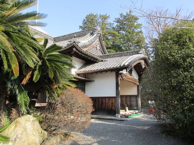 掛川城の御殿は江戸時代後期の建物で、現存する城郭御殿としては、京都二条城など全国で４箇所しかない貴重な建物で、国の重要文化財に指定されています。御殿は、儀式・公式対面などの藩の公的式典の場、藩主の公邸、藩内の政務を司る役所という３つの機能を併せ持った施設です。建築様式は書院造で、畳を敷き詰めた多くの部屋が連なり、襖で仕切られています。多くの映画やテレビドラマの撮影にも利用されています。