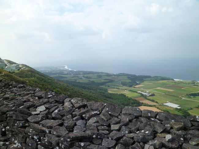 宇江城城跡は、久米島で最も高い310m宇江城岳の山頂に築かれたもので、<br />琉球王朝時代、つまりグスク時代の城跡です。<br />また、沖縄県内のグスクのうち最高所に位置する山城です。<br />360度の眺めは、久米島すべてを見渡すことができました。
