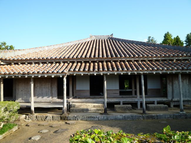 上江洲家は、1754年建築で現存する沖縄県最古の民家です。<br />上江洲家は地頭代をつとめた家柄で、<br />現在は国の重要文化財に指定されています。<br />落ち着いたたたずまいをしていました。<br /><br />