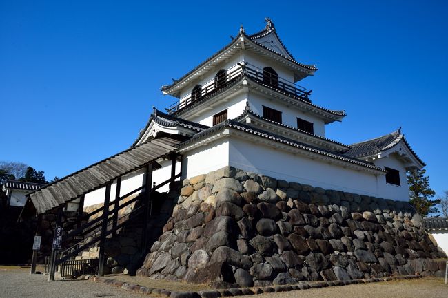 秋深まる“みちのく”を巡る旅ももう最終盤。<br />奥羽の薬湯と称される「鎌先温泉」で温泉三昧の後は、伊達家の重臣・片倉小十郎景綱以後、260年にわたり片倉家が治めた城下町・白石を散策することに☆<br /><br />蔵王連峰の麓に、当時の姿に再建された白亜の白石城や掘割の続く通りの武家屋敷など、落ち着いた雰囲気の中に城下町の佇まいを今に残していて、とっても気持ちよく巡ることができました♪<br /><br />これで１週間にわたった旅行………じゃなくて出張も無事終了☆<br />歴史ある神社が鎮座する塩竈から絶景の松島へ遊覧船で行き、お寺の夜のライトアップに魅せられ、雨の仙台市街を巡り、そして最後に歴史ある温泉と城下町散歩｡｡｡<br />久しぶりに宮城県をいろいろ廻ってみましたけど、本当にたくさんの魅力に触れることができました～～。<br /><br />【 旅の行程 】<br />・（鎌先温泉） ～ 白石蔵王駅 ～ 白石市街散策（白石城 ～ 白石城歴史探訪ミュージアム ～ 神明社 ～ 武家屋敷(旧小関家) ～ 壽丸屋敷 ～ 清治庵 ～ 片倉家廟所）～ 秋保温泉 ～ （泊） ～ 仙台空港<br /><br />【 （思いがけず）2014・深秋「みちのく」紀行 】<br />・旅行記その１～陸奥国一之宮・塩竈神社から日本三景の地・松島へ～<br />　（宮城県塩竈市）： http://4travel.jp/travelogue/10965206<br />・旅行記その２～幻夜に燃ゆる紅葉の灯りに誘われて…松島紅葉ライトアップ in 円通院♪～<br />　（宮城県松島町）： http://4travel.jp/travelogue/10966066<br />・旅行記その３～「るーぷる仙台号」でゆく、氷雨に濡れる伊達政宗公ゆかりの地巡り～<br />　（宮城県仙台市）： http://4travel.jp/travelogue/10966526<br /><br />・旅行記その４～奥羽の薬湯・鎌先温泉の“旅籠” 時音の宿・湯主一條 Stay ＆ 温泉街プチそぞろ歩き～<br />　（宮城県白石市）： http://4travel.jp/travelogue/10968238<br />・旅行記その５～伊達家の重臣・片倉小十郎の治めた地 白石城下町探訪記～<br />　（宮城県白石市）： ≪この旅行記≫