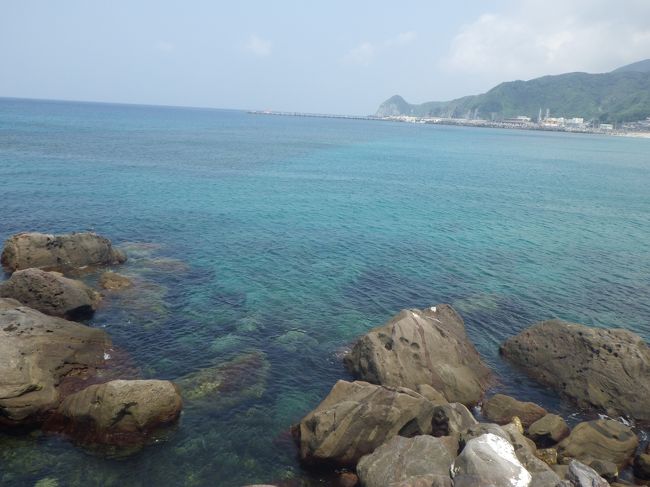 初伊豆諸島!<br /><br />神津島で女二人旅で2泊3日キャンプしました。<br />二人でバックパック背負って、<br />テント・薪・BBQコンロ・釣り竿・食材を持って行きました。<br /><br />島ではバイクをレンタルして、島一周を楽しみました。<br />小さな島ですが坂が多いのでバイクが必需品のきがします。<br /><br />灼熱のキャンプ地獄はは今でも思い出すと笑ってしまうような旅でした。<br />いっぱい蚊にさされてまるでぼくの夏休み気分です。<br /><br />シュノーケリングでは水中カメラを持っていたので<br />写真をアップします。<br />がぶれててトホホ( ;´д`)な写真が多いのですが気にしないで下さいね!笑<br /><br />しかし、夏の島のキャンプ!大変ですね笑<br />でも楽しかった!たまにはSNSから離れて携帯使えない環境も新鮮でした。