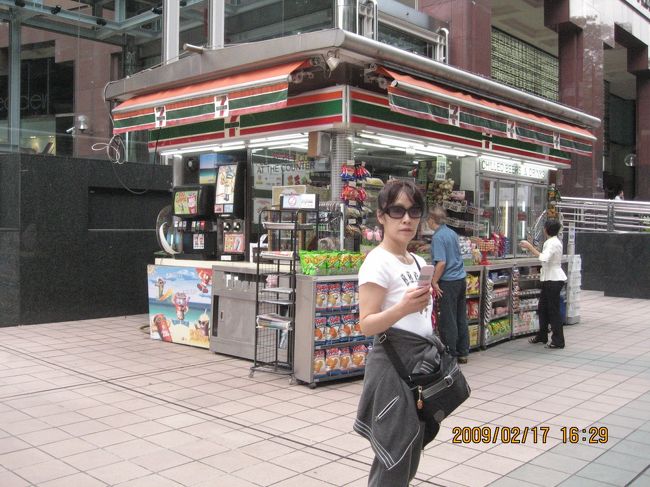今日で最後となりました。<br />お土産を探してオーチャードロードを行ったり来たり・・・<br />女房のボディーローションとかインドの石鹸とかを買いましたが、インドの石鹸はどこに売っているか分からず、とにかく探し回りました。<br /><br />お昼は、高島屋の地下で食事をしました。<br /><br />18時にホテルまで迎えが来て、DFSギャラリアに立ち寄りました。<br />500円券2枚ずつをもらったので、紅茶のティーバッグを買いました。<br />チャンギ国際空港に着いて、荷物を預けて軽く夕食をとり、23:20発のJL710で帰国しました。