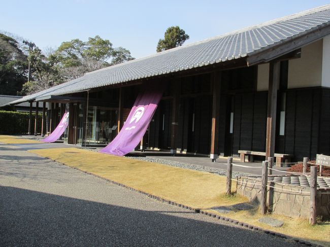 二の丸美術館は、掛川城公園内にあり、和風の外観を持つ美術館です。規模はそんなに大きくありませんが、たばこ道具など美術工芸品を集めた木下コレクション、近代日本画を収集した鈴木コレクションを主に収蔵しています。年に数回、収蔵品を中心に特徴のある企画も開催されます。今回は「中村ケンゴ展　モダン・ジャパニーズ・ジャパニーズ＝スタイル・ペインティング」１９９４−２０１４が開催中でした。<br /><br />休館日：  月曜日（祝日の場合は翌日）、展示替え期間、年末年始<br />開館時間： 9：00〜17：00（入館は16：30まで）<br />入館料：  大人200円、小中学生100円 掛川城天守閣とセットで、大人510円、小中学生200円　JAF会員割引有り<br /><br />http://www.city.kakegawa.shizuoka.jp/kankou/spot/art/ninomarubijyutu.html<br />http://www.city.kakegawa.shizuoka.jp/kankou/event/ninomarutenran.html