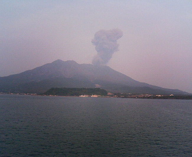 鹿児島湾の桜島フェリーに乗りました。途中で桜島から噴煙が上がり始めました。