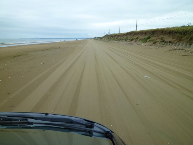 日本で唯一、砂浜の海岸を車で走れるのが、<br />この千里浜なぎさドライブウェイです。<br />石川県羽咋郡宝達志水町今浜から羽咋市千里浜まで<br />延長約8kmの無料の観光道路なのです。<br />埃も立たずに、気持ちよく走ることができます。<br />ドライブ好きにはたまりませんね。