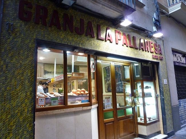 バルセロナ2日目を迎えました！<br />お天気も良くて観光日和<br />2日目は、食に観光にアクティブに過ごした1日でした。<br /><br />まずは、朝食をいただきに旧市街へ〜<br />本場のチュロスをいただきます。<br /><br />