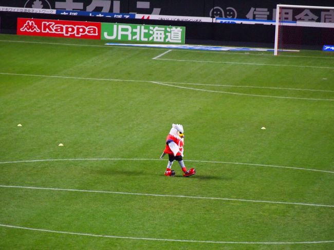 2012年11月、サッカー遠征（応援しているJリーグのチームのアウェイ遠征）で札幌に行きました。<br /><br />初めての北海道だったので、せっかくだからと2泊3日の日程で札幌の他に小樽にも行きました〜（他にも行きたい所は沢山ありましたが、お互い連休が取れるのが3日が限度だったのが残念・・・）。<br /><br />旅行から大分時間が経ってしまったのですが、写真を見て懐かしくなったので、旅行記を作成してみました。<br /><br />写真は私がスマートフォンとデジカメで撮ったものに加え、ウチのダンナさんの方が写真を撮るのが上手（カメラもミラーレス一眼）なので、一緒に使用しています。<br /><br />一度作成したものの、思い出しながらの更新で、結構時間がかかってしまいましたのと、旅行に行ってから大分時間が経ってしまったため、アバウトな部分が多くてすみませんが、よかったらご覧下さい。<br /><br />まずは1日目、2012年11月24日（土）の様子からです。