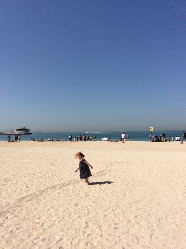 1/16<br />アブダビ空港からドバイへ。<br />ジュメイラモスク～ドバイモール～バージュハリファの展望台を訪問してから～ジュメイラパブリックビーチに来ています(^^♪<br /><br />アラブの青い空と青い海、白い砂浜で遊ぶ～あどけない子供達がいます。<br />子供達の声が響くのどかな風景の中ににいると…旅の疲れも癒されます。<br /><br />世界中のどこに行っても…こんな風景だったらいいですね!<br /><br />今回は今迄の旅行で使い残していたドルとユーロとカード3枚。<br />両替は現地の様子を見てからと思っていましたが、<br />ドルとユーロもどちらも使えて、最後迄両替なしでした。<br /><br />最近は特に旅行先の安全確認を怠れませんが、<br />子供達が無邪気に遊んでいるこのビーチ！ この風景は素晴らしいです!!<br /><br />世界の何処へ行っても、子供らが笑顔で無邪気に遊んでいられる…<br />それが実現したら…本当の世界平和!<br />安心して何処へでも旅ができます様に…!<br /><br />そして、日本の平和も守らなくてはいけません!!<br /><br />ジュメイラビーチから、<br />バージアルアラブの「ランチ・ビュッフェ」に行きます。<br /><br /><br /><br />   