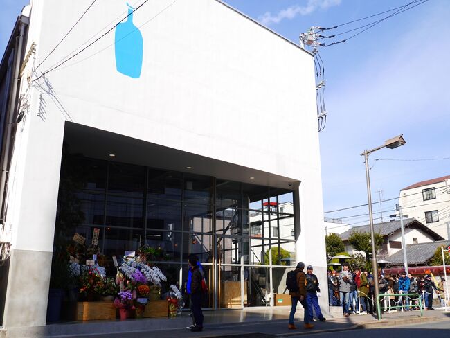 2月6日、海外初出店となる日本1号店「ブルーボトルコーヒー 清澄白河 ロースタリー&カフェ」が東京都江東区・清澄白河にオープンした。<br /><br />コーヒーショップやカフェというと、渋谷など都心部が注目されがちだが、ここ数年、東京都現代美術館を中心としてギャラリーなど文化的スポットも多く集まる清澄白河に、有名コーヒーロースターやオシャレなカフェが集まりつつある。コーヒータウンとして成長している清澄白河が注目されている。<br /><br />そこで“サードウェーブコーヒー”の聖地化する東京・清澄白河のロースター&カフェの5店舗を巡ってみた。<br /><br />①「 オールプレス エスプレッソ 東京ロースタリー&カフェ」 <br /> <br />②「ザクリームオブザクロップコーヒー 清澄白河ファクトリー」<br /> <br />③「アライズコーヒーロースターズ」<br /> <br />④「アライズ コーヒー エンタングル」<br /><br />⑤「ブルーボトルコーヒー 清澄白河 ロースタリー&カフェ」<br />