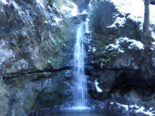 たまには雪景色のある山に登りたいと思い、近場の御岳山・日の出山に登ってきました。<br />前日に東京でも雪が降りましたが、いい感じで雪が残り、緩やかでのどやかな登山を楽しめました。