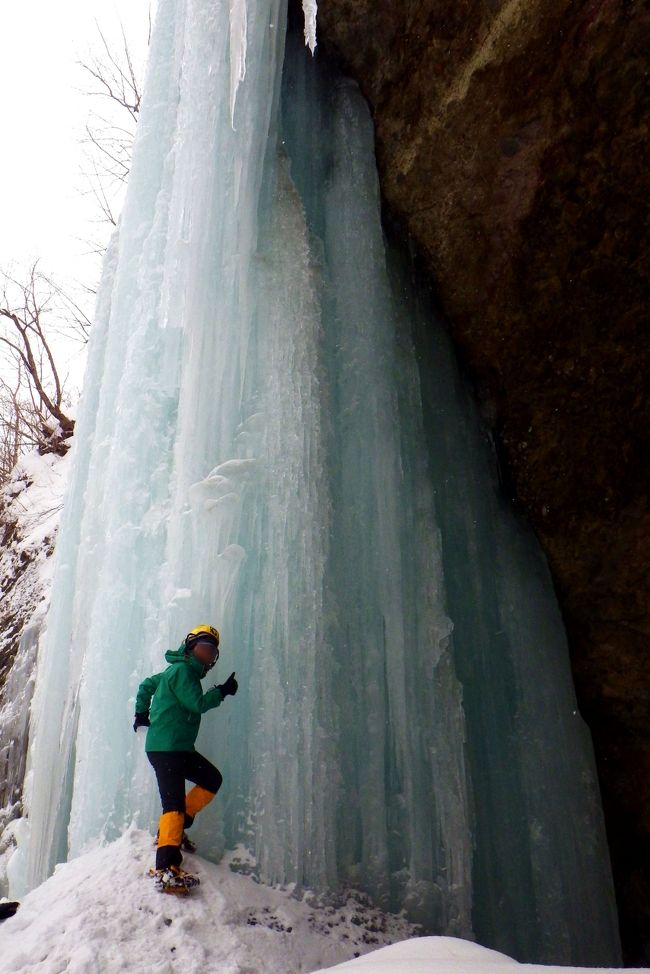 １２月に金時山に登ってから１ヶ月ぶり、２０１５年の初山を歩いてきました。<br />日光・女峰山のふもとにある雲竜渓谷です。<br />渓谷の奥に、１月下旬〜２月中旬の僅かな間だけ出現する大氷瀑を見ることができます。<br /><br />いままで、冬は山に登らない主義でした。<br />夏山と冬山はまったく違うジャンルのスポーツと言ってもいいくらいで<br />装備も一から揃えないといけないし、それがまた１つ１つ高額。<br />それになにより寒い！<br />いいよぉ山は夏だけで〜・・と思っていたのですが、青い空と白い雪のコントラストが<br />見たい気がしなくもない。。<br /><br />悶々としていたときに友達から誘われたので二つ返事で行くことに。<br />２、３年前に登山雑誌「山と渓谷」で紹介されたころから人気が出て<br />週末ともなると大混雑している人気スポットらしい。<br /><br />厳密には登山ではなく渓谷歩きなんだけど、なんせ初めて雪のある山道を歩くというので、<br />どういう服装・装備が必要か？胃が痛くなるくらい悩んでいたので<br />達成感もひとしおでーす。