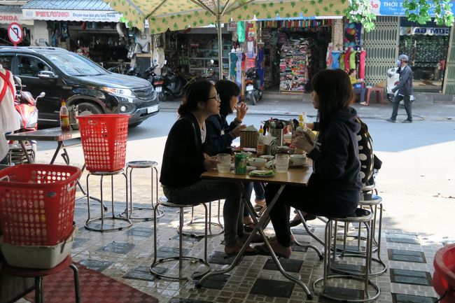 ツレと訪れたベトナム・ダナン市街の街ある記です。<br />その1の続きです。<br />ビンチュンプラザでひと休みした後に遅いランチを食べに向かうところから........