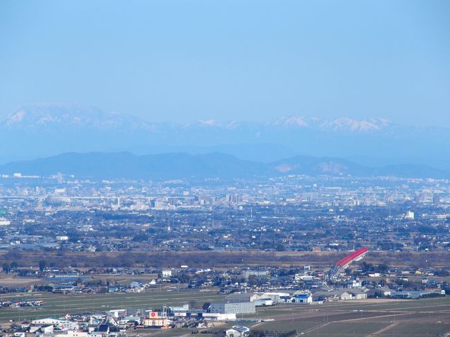 いつものようにみかんを買いに、岐阜県南濃町道の駅月見の里に出かけてきました。良いお天気でしたので、水晶の湯のある月見の森展望台まで登ってきました。乗鞍山、御嶽山と思われる山々がとても美しく見えていました。写真が少しクリアでないので残念ですが、眺望の良さはお伝えできるかと思います。<br /><br /><br />月見の森　Ｐ無料