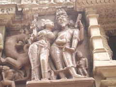 エロいけど、可愛いので、思わず微笑んでしまう、インド・カジュラホーのエロチックな世界遺産彫刻
