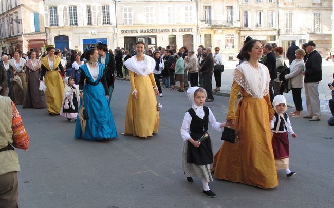 2009年にフランスの南を旅行しました。そして、全く偶然に、4月30日にアルルに宿泊し、5月1日の朝アルルの見学をしようと歩いて古代劇場へ向かっていたら、着飾った女性が緑の広場に集まってきているのみ気がつきました。そして、人が段々と集まってきました。それはアルルの牧童祭（Fete des Gardians：例年5月1日）だそうです。「牧童祭」とのことですが、牧童も着飾っていますが、女性や子供が着飾って列をなして歩き、また馬に男女乗馬してパレードする様は、本当に魅力的でした。なお、牧童祭は長い歴史を持ち、また3年に一回は女王を選ぶそうです。また、一日を掛けて色々なイベントがあるらしいです。パレードは街中を行動するので、都合3回遭遇しました。（パレードの予定も知らないので、偶然に遭遇しました。）　<br /><br />牧童祭についてはフランス旅行を終わった後に学びましたが、旅が面白いのはこういう偶然もあります。<br /><br />とにかく素晴らしかったです。<br />