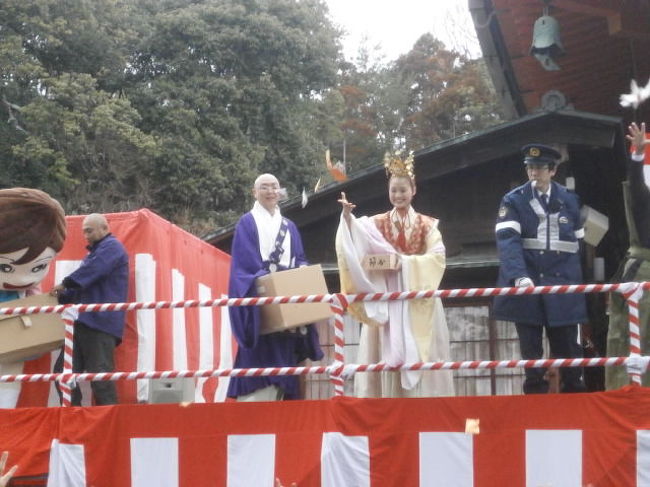 友人に遅い初子が出来たみたいだと聞いて、安産の寺中山寺でお守りを買ってあげようと尋ねてみました。<br /><br />安産のお守りは、さらしなど込みで7000円のセットしか無いのですが、それは家で祈祷する楽しみもあるでしょうから、私はそれまでの悪運や災難の身代わりになるというお守りを購入することにしました。<br /><br />ところが行ってみると、何やら多くの人でにぎわっていました。<br /><br />ちょうど節分の豆まきをやっていたんです。<br />中山寺の豆まきは、同じ宝塚市に劇場があることから毎年何人ものタカラジェンヌがやってくるのです。<br /><br />ちょうど福豆も貰って、福豆もお守りもゲンのもの、友人へのいいプレゼントになりました。