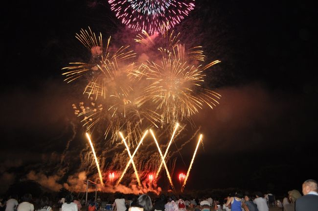 山形県は鶴岡市で毎年開催される、赤川花火大会。<br />日本でも屈指の花火大会で、花火の完成度、打ち上げの規模ともに3大大会と言われる、大曲・長岡・土浦にも引けを取らない花火大会であろう。<br />横浜から、車を走らせること7時間。夏の山形はキャンプあり、海水浴あり、登山あり。子供たちにとっては冒険に満ちた3日間となりました。