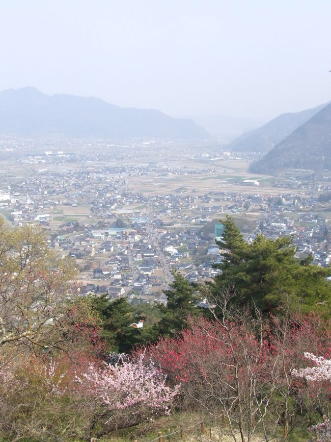 初めての戸倉山田。。。下調べなぞせずに行ったので、先ず河川敷の公園らしき所に寄って、(●)´｀･)犬連れの旅行なので、温泉街の南に位置する、城山史跡公園に行ってみました。<br />山道を車で…10台ほど停めれる駐車場から5分ほど歩くと案内所があり、\300/人でした。←料金的には微妙、城郭があって、展望台となってました。