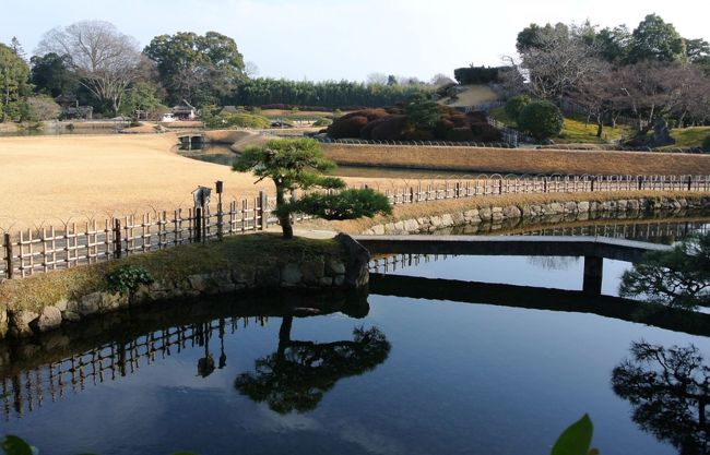 　菜の花や　月は東に　日は西に<br /><br />　冬の晴れた日、その早朝の後楽園が良いと聞きました。<br />　あ〜、快晴です。<br />