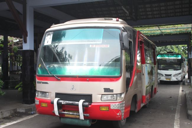 インドネシア旅行記２日目。ジョグジャカルタ・ボロブドゥール遺跡。<br /><br />今回の旅の目的地は「ボロブドゥール遺跡」<br /><br />計画の段階で、ジャカルタからジョグジャカルタ（ボロブドゥール）は、片道は飛行機、片道は陸路を考えていた。<br /><br />問題は往路・復路のどちらにするかだが、ここはやっぱり、目的地まではさくっと着きたいと思い、行き・飛行機、帰り・鉄道を選択。<br /><br />行きはエアアジア国内線を日本から予約、４１万Rp（４２００円）。<br />ちょうど１ヶ月前、インドネシアでエアアジアの墜落があったばかりだったので、ややドキドキしますが。。。<br /><br />ジョグジャカルタの空港からボロブドゥールまでは４０ｋｍ程度あるのですが、バスを乗り継いで行けるようなので、ここは迷わず、大好きなローカルバスを乗り継いでいきました。<br /><br />宿泊は、唯一ボロブドゥール遺跡内にあるリゾートホテル「Hotel Manohara Borobudur（マノハラホテル）」。ここに泊まるのがこの旅最大の目標でもありました。<br /><br />マノハラも日本から予約しましたが、１ヶ月前に探したところ、オンライン予約はどこも取れず。<br /><br />よく考えたら、土日にあたっていたので、１日ずらして金曜日で探すと、なんとか部屋をキープ出来ました。１泊８８００円程度。<br /><br />このマノハラは遺跡内にあるということで、なんとボロブドゥール遺跡への出入りが自由。つまり、遺跡の入場料がホテル代の内に含まれているということになる。入場料が１日２０ドルくらいなので、宿泊前後の２日分の入場料を考えるとかなりお得です。１部屋２人で利用なら、ほとんどただ同然で泊まれてしまう超お得なホテルです。<br /><br />しかも、ボロブドゥール遺跡のサンライズツアーはこのホテルから出発なので、朝ゆっくりできるのも魅力。<br /><br />というわけで、まずはそのホテルまでの移動編です。<br /><br /><br />【旅のトピックス】<br />・サラリーマンバックパッカー一人旅<br />・国境越えLOVE！（今回はなし）<br />・宿は１泊１０ドルが基準、国内移動は基本バス（今回は鉄道も利用！）<br />・田舎の町でとくになにもせず、ビールを飲みつつまったり旅<br /><br /><br />【旅のスケジュール】<br />1/29（木）日本（中部国際）～ソウル～ジャカルタ（ジャカルタ泊）<br />1/30（金）ジャカルタ～ジョグジャカルタ～ボロブドゥール（ボロブドゥール泊）　★←いまココ！<br />1/31（土）ボロブドゥール～ジョグジャカルタ（ジョグジャカルタ泊）<br />2/1（日）ジョグジャカルタ（ジョグジャカルタ泊）<br />2/2（月）ジョグジャカルタ～ソロ（ソロ泊）<br />2/3（火）ソロ～ジョグジャカルタ（ジョグジャカルタ泊）<br />2/4（水）ジョグジャカルタ～ジャカルタ～（機中泊）<br />2/5（木）ソウル～日本（中部国際）<br />