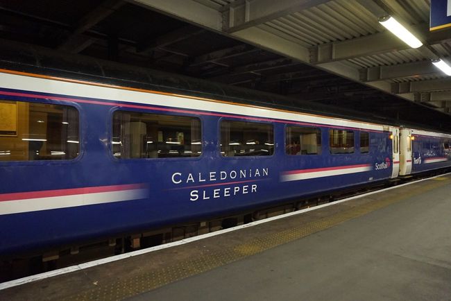 ヴァージンでロンドンに到着してその夜、夜行列車カレドニアンスリーパーで<br />グラスゴーへ移動。<br /><br />夜行列車は三年前にクラクフからブラチスラヴァ間で利用して以来。<br />何でしょうね、あの夜行列車の楽しさ。<br />旅の計画を立てている間、調べていて一番楽しかったのは<br />このカレドニアンスリーパー調査。<br /><br />1人旅なのでファーストクラスにしました。<br />ファーストと言っても、別に部屋が豪華なわけではありませんが<br />非常に快適でした。<br /><br /><br />前置きはこれ位にして。<br />カレドニアンスリーパー編はじまりはじまり。<br /><br /><br />☆日程☆<br />1/13 VS901便でロンドンへ そのまま夜行列車カレドニアンスリーパーでグラスゴーへ移動<br />1/14 朝 グラスゴー到着 グラスゴー泊<br />1/15 グラスゴーからエディンバラへ移動 エディンバラ泊<br />1/16 エディンバラ泊<br />1/17 エディンバラ泊<br />1/18 エディンバラからヨークに移動 ヨーク泊<br />1/19 ヨーク泊<br />1/20 ヨークからロンドンに移動 ロンドン泊<br />1/21 ロンドン泊<br />1/22 ロンドン泊<br />1/23 ロンドン泊<br />1/24 VS900便で成田へ<br />1/25 成田着