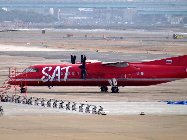  　大刀洗の平和記念館で零戦を見て、急遽現代の飛行機を見たくなったコスモスは、帰路超大回りして、福岡空港に立ち寄りました。理由は「大〜好きな飛行機をもっと見たい！！」というものでしたが、行ってみて「国内線ターミナルの再編事業」により、ターミナル周辺が大きく様変わりしていて超驚きました。