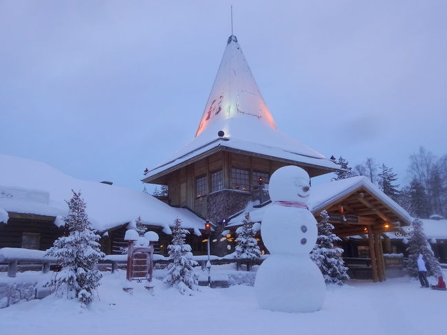 寒い北海度から、とっても寒いフィンランドへの旅。会社の人に「どうしてフィンランド？」と聞かれ<br />「サンタさんに会って、トナカイを見て、犬ぞりをして、オーロラも見たいから」って言ったら<br />「北海道で全部できるじゃん」（サンタには会えるのか？オーロラも見えないから）的反応でした。<br />どうして世の中の男どもは夢がないのじゃ。<br /><br />そんな訳でヘルシンキより更に北にあるロバニエミみ飛びます。楽しかったー。<br /><br />1月17日　　 ヘルシンキ（フィンランド）<br />1月18.19日　ロヴァニエミ（フィンランド）<br />1月20日　　 ヘルシンキ（フィンランド）→ストックホルム（スウェーデン）<br />1月21日　 ストックホルム（スウェーデン）<br />1月22日　 ストックホルム（スウェーデン）→ロンドン（イギリス）<br />1月23.24日　ロンドン<br />1月25日　 帰国