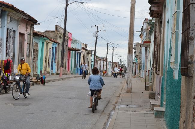 どうしても訪れたかったカマグウェイ。キューバで最も古い入植地の一つで、入り組んだ路地がエキゾチズムを掻き立てる世界遺産都市です。路地を巡り歩くと必ず教会と広場に行き当たり、人々の生活の中にカトリック信仰が垣間見られます。<br /><br />キューバで3番目に人口が多い都市ですが、それほど観光客の姿はないので大変快適に過ごせました。泊まった民宿カサにも満足ですし、大変優秀なガイドに巡り会うことができました。<br /><br />今回のブエナビスタBGMはボーカルなしのこちらの曲↓<br />https://www.youtube.com/watch?v=mMExC9AaoD0<br /><br />裏テーマは劇場と猫のイラストです。<br />尚レートは1CUC=120円、１国民ペソ=4.5円とします。