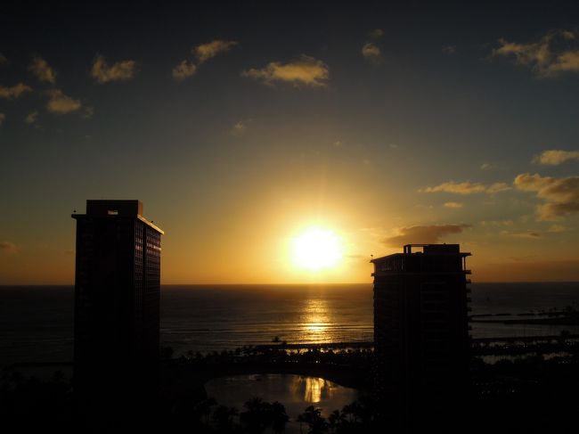<br />2015.1/25～2015.2/1　HGVC Hawaii Kalia Tower#1751<br /><br />2014年は1年間旅のブログをお休みした<br />その間、時々ご訪問頂いた方には感謝する<br />フォロー頂いた方々、ありがとうございます<br /><br />去年は事情があり一年間すべての旅をキャンセル<br />クルーズもハワイも全て予約をしていたので、キャンセル<br />こういう時もあるのだなあ・・・まあいいか、とキャンセル<br /><br />いつもUAでの予約はエコノミープラスを利用している<br />勿論、最安値のチケットをネットから予約するので格安チケットは<br />UAでも、キャンセル不可である<br />ということで、「あ～あ、二人分のアメリカ往復チケット代28万円がふいになる！！」<br />と覚悟をきめてユナイテッドに電話すると～<br />「一年間なら変更手数料＠２５０００円払い、元の金額より高いチケットという条件をクリアーすれば、デポジットとして再利用できますよ。」との事<br /><br />うわ～嬉しいと飛び上がって喜んだ<br />そして、2015年5月の東京ーアメリカ　フォートローダデールーハワイー成田のチケットを取る<br />まあ、たぶんそのころには体調復活して、旅も出来るだろうということで<br />久しぶりのカリブ海クルーズを予定し、UAチケットを取る<br /><br />今回は、5月の旅の予定を待ちきれずのハワイ旅行となった<br /><br />1月は東京も寒いので何の気なしにHGVCのサイトを覗いていると<br />ハワイオアフ島のカリアに空室あり<br />UAのマイルも相当たまっていたので、サイトを見るとこちらも空きあり<br /><br />ここがタイムシェアの良い所、空きがあれば何時でも行かれる<br />特にカリアは1ベッドなのでポイントが少なくてすむので助かる<br /><br />そんなわけで急遽決めたオアフ島へのたび<br />ハワイの風に癒され、何もせず、のんびりと一週間を過ごす<br /><br /><br />2015.1/25(日）Hawii HNL空港到着<br /><br />UA880 6:25ホノルル到着<br /><br />早朝の到着なので1泊余計に予約できれば一番良いのだが<br />今回はポイントぎりぎりだったので、まずは荷物を預けアラモアナへ<br />行きたいと思っていたTANGOでエッグベネディクトを頂く<br />美味しい！！<br /><br />1年ぶりのオアフ島は随分変わっていたが、ハワイの夕陽は<br />裏切らない<br />ラグーンの上に沈む夕陽は期待どうりだ<br /><br />2015.1/26(月）HGVC説明会出席<br /><br />新しい情報が沢山ある<br />＊グランドアイランダー販売中<br />＊マウイ島（予定）<br />＊ワシントンDC（予定）<br />＊NYに新しいリゾート（予定）<br />＊ハワイ島に新しいリゾート「予定）<br />＊小田原に新リゾート（予定）<br /><br />どうやら、これだけの新しいリゾート建設の予定があるようだ<br />ヒルトンはタイムシェアに強気のようだ<br />所有者は新しいリゾートが出来ることは大歓迎<br />とても嬉しい。ポイントで利用できるヒルトンのシステムが良いから<br />でも、あまりリゾート利用の規約は変えないでほしい<br />分かりにくくなるからだ<br />ホーム予約1年前、リゾート予約9か月前、全てがこのルールだとわかりやすいのだが、最近はとてもフレキシブル<br /><br />Grand Islanderモデルルーム見学<br />印象は。。。狭い！<br />２LDK　８９．４平米<br />これでは日本のやや広いマンションと同じ位の広さしかない<br />ハワイには、ゆったり癒されに行くのだから、ホテル滞在との差は<br />部屋の広さやリビングの広さにある<br />アメリカのタイムシェアだから、もっと広さを確保してほしい<br />リゾートはより狭くなり、価格はより高価になる<br />これは困るなあ（あくまでも個人の意見です）<br />