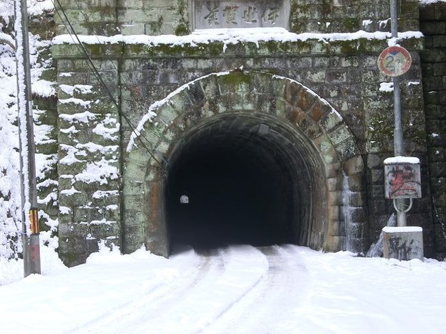  <br />今週初めのこの冬一番の寒波が過ぎて、今日は暖かくなるとの予報を聞き、雪が少ない豊田市にある寧比曽岳（ねびそだけ。1120.6ｍ）に登ってきました。<br /> <br />名古屋からグリーンロードを走り、国道153号線に乗り、伊勢神トンネルまで行きます。豊田市足助町の香嵐渓あたりから雪が降ったあとが見えます。それでも国道はまったく雪がないため、安心してスイスイ走れました。伊勢神トンネルの手前を林道に入ると、道路が凍結しています。先ほどの国道は除雪してあったようで、この林道は積雪がそのままです。坂道を上るにしたがって道路の凍結がひどくなり、とうとうスリップして車が動きません。仕方なく、バックで路肩に停めて、ここから歩くことにしました。旧伊勢神トンネルの手前から登山道は始まります。<br /> <br />旧伊勢神トンネルは明治30年に完成していますが、新しい道路に新伊勢神トンネルができてから、旧トンネルは放置されたままです。わたしが20代のころには、このトンネルの中に白い着物を着たきれいな女性の幽霊が出るという噂があり、友人といっしょに幽霊に会いに行ったことがありましたが、会えませんでした。<br /> <br />さて登山道に入ると積雪がかなりあります。だれも歩いた跡はなく、わたしが新雪に足跡をつけることになります。すぐ伊勢神峠に出て、伊勢神宮遥拝所の建物に出会います。昔の人は、伊勢神宮までお参りに行くには時間も費用もかかったため、この峠に遥拝所を造ってここから伊勢神宮に向かって拝んだそうです。「伊勢おがみ峠」がなまって「伊勢神峠」になったといういわれがあります。<br /> <br />20~30ｍも積もった雪をかきながら進むと、「いこいの村愛知」の超豪華で巨大な廃墟が見えてきます。雇用保険料を使って全国に勤労者のための研修・宿泊施設「いこいの村」が建設されましたが、お役所の経営で破綻してほとんどが身売りしたり廃墟になっているようです。愛知は買い手がつかず2000年に廃業したまま建物は放置されています。さらに進むと「伊勢神湿地」がありますが、近年は乾燥化が進んで湿地性の植物がなくなってきています。<br /> <br />ここから30分ぐらい歩くと、大多賀峠に着きます。ここには駐車場があり、簡単に寧比曽岳に登ることができるため、多くの登山者の車が停まっています。ほとんどの人がここから登り始めるようです。ここからは足跡がたくさんあって、雪があっても歩きやすくなります。大多賀峠から1時間ぐらいで頂上に着きました。登山を始めてから2時間半かかって登頂したわけです。積雪のため、無雪期の2倍ぐらいの時間がかかりました。<br /> <br />頂上には大多賀峠から登った人が数名いましたし、どんどん登ってきます。空はあいにく雲が広がり、晴れた日には見える富士山が今日は絶望的です。でも気温は0度もあり、無風で寒くはありません。30分ぐらいかけてランチを楽しみました。<br /> <br />下りはほとんど駆け足で降りることができて、1時間半ほどで車に戻ることができました。さいわい林道の雪もかなり融けて、滑りながらも車を運転して国道に出ることができました。<br /> <br />＊今日の歩行数：22000歩