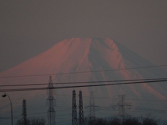 ２月１１日、午前６時３５分より６時３８分迄の間、ふじみ野市から見られる朝焼け富士を撮影した。<br /><br /><br /><br />＊写真は午前６時３６分の朝焼け富士
