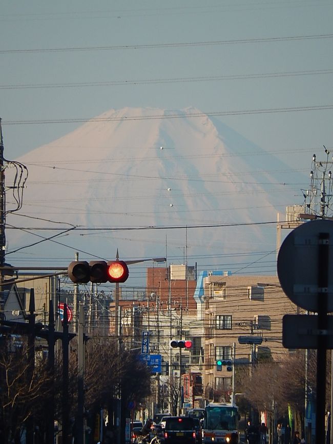 ２月１３日、午前７時３０分頃に上福岡駅からくっきりとした富士山が見られた。<br /><br /><br /><br /><br />＊写真は午前７時半頃に見られた富士山