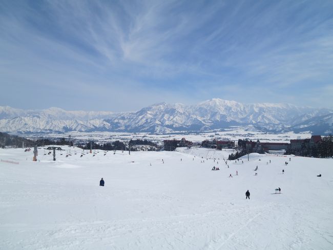 毎年恒例のスキー旅行　今年で3年目　年々人数が減っていますが今年も行って来ました。<br />珍しく晴天に恵まれスキーを満喫？する事が出来ました。夜は、六日町温泉で温泉と宴会を楽しみました。<br />翌日は、スキーでなく塩沢での観光とスイーツを楽しみました。<br /><br />1日目<br />東京ー越後湯沢　新幹線<br />越後湯沢ー六日町　ローカル線<br />六日町駅&#12316;宿まで送迎<br />宿&#12316;上越国際スキー場まで送迎<br />上越国際スキー場ー宿まで送迎<br />六日町温泉　坂戸城に宿泊<br /><br />2日目<br />宿ー六日町温泉駅まで送迎<br />六日町温泉ー塩沢　ローカル線<br />塩沢で観光<br />塩沢つむぎ記念館で機織り体験<br />三国街道塩沢宿　牧之通り観光<br />青木酒造で試飲<br />越光玄米蔵ですりこぎもちを食べる<br />喜太郎で半熟カステラを購入<br />OHGIYA CAFEで焼きリンゴシナモンワッフル＆コーヒーを楽しむ<br />塩沢ー越後湯沢　ローカル線<br />越後湯沢でランチ＆スイーツ<br />小島屋でへぎそばを食べる<br />HATAGO井仙のカフェ水屋で温泉珈琲と湯澤るうろを楽しむ<br />越後湯沢ー東京<br /><br />