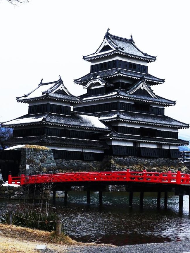 　今回の旅行を紹介致します。小生の中学卒業生の集まりで、「旅行をしよう」と云う話が出ました。　常時屯（たむろ）するコーヒー店での会話で、１泊２食付きで7,800円（お酒飲み放題）の企画に８人が賛同し、即決定した次第です。<br /><br />　安い！、そしてお酒大好き人間にとってはこの上ない小旅行だ。当日朝８人乗りの車に乗り込んだ我々は　（一人は運転手、ホテルまではノンアルコールで我慢を）　早々の酒盛りモード全開でこの旅は始まったのだ。<br />　　　　　　　　　　　　　　　　　　　　　　　　（写真　松本城）