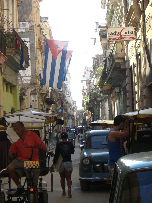2011年から2012年の年末年始はメキシコ・キューバへ行ってきました。<br />キューバも「カンクンから航空券取れたラッキ」くらいな軽いノリでしたが行けました 笑<br /><br />★アメリカン航空 カンクンin メキシコシティout 179800円<br /><br />あとは現地で手配するラフな旅行でした<br /><br />キューバまでの航空券はカンクンのアエロメキシコ航空事務所で <br />★カンクンーハバナ ハバナーメキシコシティで 5283ペソでした<br />