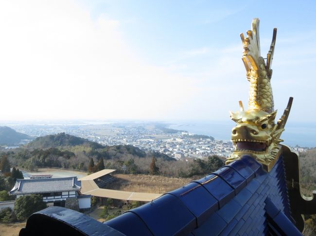 １月に伊勢神宮に行ったとき、道路から見える山上にそびえたつお城が気になっていて<br />調べたら、「伊勢安土桃山文化村」というテーマパークのお城。<br />時代劇のテーマパークです。<br /><br /><br />聞いたことないなーと思ったけど、前は「伊勢戦国時代村」という名前だったそうで、それなら知ってる！という感じ。<br /><br />冬だけど、お天気の良い日をねらって行ってきました(o-∀-o)