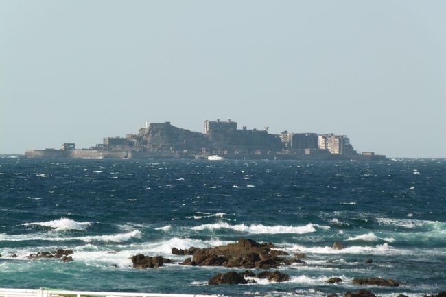 前回の旅（蒲郡）で、「旅には確かなテーマが・・」と書いた。今回はその過ちを繰り返すまいと、はっきり目当てをもって長崎へ向かう。2泊だ。<br />その一つは、島は島なれど「軍艦島」に上陸すること。２つめは雲仙普賢岳へ登ること。さらに島原の街並みを歩いたり、諫早の干拓地を見学すること。３つをいずれも達成しきったとはいえないが、じゅうぶん納得できる旅になった。<br /><br />まず飛行機で朝９：２０に長崎に着く。すぐさまレンタカーで長崎港へ。10：30発の軍艦島上陸ツアーの船に乗るためだ。はるか洋上２０?近くを大きな高速艇が駆ける。海は穏やかと言いたいところが風強く波高し。半数以上の人が船酔い。幸い私は乗り物に慣れているせいか、いたって元気なまま。<br />軍艦島ー正式には端島（はしま）。ご存知の人が多いと思うが、明治に石炭が発見され、採掘のために人工で作られた島だ。<br />華やかなときは5300人以上の人が住み、第3竪抗まであり、昭和16年には年間41万1100トンを産出したという。しかしついに1974年（昭和49年）閉山となり、島は無人島になった。以来放置されてきたが、5，6年前上陸が許可され、今や上陸ツアーが満員の盛況。しかもおととしには「世界産業遺産」に暫定登録されたというから、見学者が多いのもむべなるかな。<br /><br />島は廃墟そのものだ。上陸コースは決まっていて、どこへでも行けるわけではない。竪抗も学校跡も病院跡も、みんな廃墟として残っている。ガイドさんの説明も写真も飽きることなく、みんな真剣に見聞きする。<br />かつての華やかな歴史を彷彿とさせるのも事実だ。<br />ただ人々の中に昔の物珍しさを垣間見ることで、歴史を直視し今を考える姿勢が少ないのではないかと、若干の危惧を覚える。世界遺産でなくてもいいのではないかとも。<br /><br />感慨にひたりながら、伊王島の橋を渡る。何年か前できたばかりのようだ。島民にとってはありがたい橋ながら、観光的にはそう寄与していないように思われた。あと長崎では「立山防空壕」がよかった。原爆資料館や平和祈念像はよく知られているが、ここは訪れる人もほとんどいない。<br />県庁を移動させたかのごとく、巨大な防空壕が造られ、ちょうど原爆投下のときもここで県知事らが会議中だったとのこと。<br />揺れに外へ出るも、爆心地から3?あまり離れていて、被害は十分つかめなかったようで、東京の大本営に「被害軽佻ナリ」と打電したという。ところが時間がたつにつれ、ヒロシマと同じ新型爆弾と分かって、この日のうちに5回にわたって被害の状況を打電している。ここがヒロシマとのちがいだ。防空壕に通信施設があったからこそ、長崎の様子は逐一大本営に知らされた。だからといって原爆の悲惨さが変わるわけでもないのだが、そのことが敗戦を早めることになったのかもしれない。<br />知られざる長崎秘話。現存しているだけに、長崎へ行かれたらぜひ立ち寄ってほしいところだ。<br /><br />あくる日は雲仙に向かう。仁田峠というロープウエイの乗り場に車をとめて、ロープウエイには乗らずに登山道を行く。ここからも平成新山がきれいに見えるし、ロープウエイ終点では霧氷も見られるということだが、あえて周遊4時間あまりの登山を選ぶ。<br />1990年に始まった普賢岳の大噴火はかつてないほどの火砕流や土石流となり、数多くの犠牲や被害をもたらしたことは、いまだ記憶に新しい。普賢岳は噴火を繰り返し、平成新山を出現させた。いまや普賢岳より高い山肌むき出しの平成新山が前にそびえたっている。火砕流などの流れも残している。<br />話はさておき、歩き始めて1時間もすると、だんだん雪道になってくる。トレッキングシューズながら、本格的な登山靴でないし、アイゼンももたない。それでも老体にムチ打つがごとく、普賢岳をめざす。霧氷をめざす。新山をめざす。標高1180mの休憩所まで登ったとき、うんよく管理人さんと出会う。いよいよ雪深しとなるところだ。「アイゼンなしでは危ないですよ」と警告をうける。とめられたわけではないが、「天気も急変するかもしれないし・・」との忠告を受けて、やむなく断念。<br />「勇気ある撤退」という言葉がうかぶが、事実撤退は正解だったろう。わずかばかりの霧氷しか見れなかったが、地獄めぐりより、よほどこのほうがよかったではないか。ミヤマキリシマが咲き乱れる5月が最高のシーズンなんだという。はたして再訪できるだろうか。<br /><br />あくる日ふたたびロープウエイへ。今度は乗る。しかし暖かくなったのか、この日は霧氷は出てないらしい。平成新山を仰ぎ見て雲仙を後にする。今度は島原へ。とちゅう火砕流や熱風の被害にあった大野木場小学校被災校舎（砂防みらい館）を見学。すごい。自然の災害は今もどこでも起こっている。多すぎてマヒしてしまうくらい。しかし決して自分の中でも風化させてはならない。<br /><br />島原城、武家屋敷と散策をして、諫早の干拓地へ。9年前に水門をダダダと落としたところに堤防道路が通っているが、あいにくの工事中で上を通ることはできなかった。干拓資料館やムツゴロウ水族館で、干拓のことを学ぶ。<br /><br />レンタカーの走行距離280?。しかし長崎から大阪まで飛行機わずか1時間。JALパックを使ったのでかなり割安。その割に充実した長崎欲張り紀行だった。<br /><br />