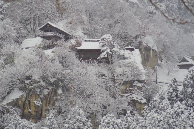 父との旅行、今度はどこへ行こう？<br />私は山形、何度も行っているけれど銀山温泉に行きたいなあ。鹿児島出身の父は冬の雪国を見たことがないと言ってる。じゃあ、山形に決定！<br />銀山温泉に個人で行く方法を考えたけれど、１泊２日では銀山温泉だけしか行けない。蔵王の樹氷も見せたいけれどロープウェイ混んでいて乗れるかどうかわからない。<br /><br />なので、ツアーを探すと、<br />１日目：蔵王樹氷、天童温泉泊、<br />２日目：銀山温泉を散策、最上川下り<br /><br />が見つかったので、ツアーで行くことにしました。今回も弟夫婦一緒です。<br /><br />写真は山寺。対岸より望遠で撮影