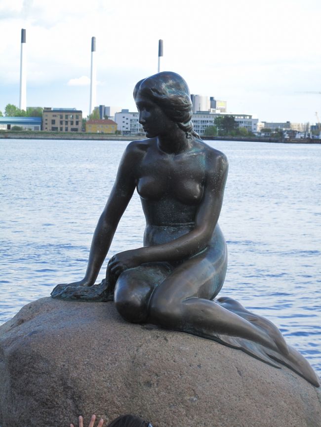 GWは前から行ってみたかった北欧へ姉と2人旅行。<br />ムーミンとmarimekkoの国、フィンランドはマストとしてあと1カ国行きたいなーと思い、<br />人魚姫像を見にデンマークへ行くことに決定。<br /><br />今回は旅行準備が3月に入ってからと遅めだったから安い航空券は既に無く、<br />仕方なく安い完全フリープランのツアーに申し込みました。<br />これはこれで楽チンでした。<br /><br />1日目：成田→コペンハーゲン→ヘルシンキ（スカンジナビア航空）<br />2～3日目：ヘルシンキ観光<br />4日目：ヘルシンキ→コペンハーゲン、コペンハーゲン観光<br />5日目：コペンハーゲン観光<br />6日目：コペンハーゲン→成田（スカンジナビア航空）<br />7日目：成田着<br /><br />ーーーーーーーーーーーーーーーーーーーーーーーーーーーーーーーーーーーーーーーーーーーーーー<br /><br />今日は午前中にヘルシンキからコペンハーゲンへ移動です。<br />ヘルシンキの空港でちゃんとムーミングッズとmarimekkoが買えるかが懸念点。<br />そして午後からはコペンハーゲン街歩きです。