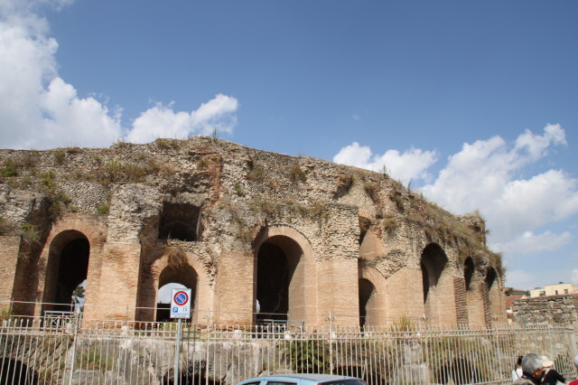 ９月２２日（月）<br /><br /><br />紀元前８世紀、サムニウム族の町として始まり<br /><br />紀元前３世紀後半　ローマの植民地となる<br /><br />アッピア旧街道の途中で繁栄した町　今もローマ時代の遺跡が残る。<br /><br />魔女伝説も残っているという。