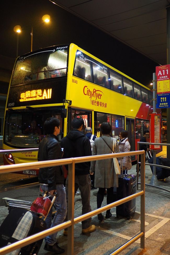 いつもなら新年を過ごしてから旅行に飛び立つけど、今回は年明け後の日数が確保できなくて、初めて年末年始を海外で迎えることに。<br />海外で迎える初新年カウントダウンはどこの国がいいか悩み、ふと思い浮かんだのは香港のプロムナードからの花火だった。<br />しばらくトランジットでしかご縁が無かったのと、香港エクスプレスのセントレア就航でトントン拍子に決まったけど、普段でさえ価格が高騰している香港の年末料金は1.5-2倍！<br />今回は、今まで宿泊したことがない香港島側で、トラム沿線を条件にしていたから選択肢の幅が狭くなっちゃったけど、時期が違ったらもっと選べたかも…。<br />美味しい香港ゴハンと、北角エリアの下町な雰囲気を味わう旅の始まり。