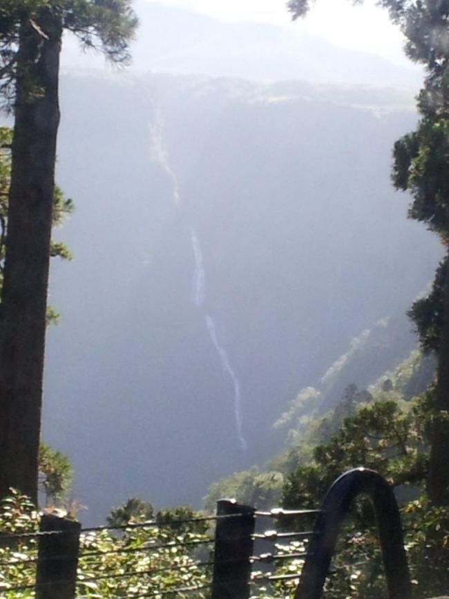 富山旅行2日目は立山・黒部ダムへ。<br /><br />富山駅から始発電車に乗り、電車やケーブルカーなどを乗り継ぐことも考えたが、何といっても9月の3連休の中日。「乗り物に乗るだけで数時間待ち」も有り得ると聞き、室堂までバスで行けるツアーに参加することにした。<br />（この室堂往復だけバスガイドさんがいる）<br /><br />朝早くいったこともあり、びっくりするくらいスイスイと観光でき、しかもバスガイドさんも「年に数回しかありません！！」というくらいの天気のよさだった。