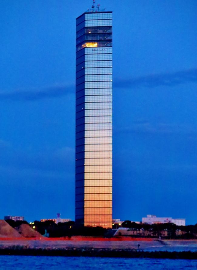 千葉ポートタワーは、千葉県千葉市中央区に建つポートタワーである。1983年（昭和58年）9月に千葉県の人口が500万人を突破したことを記念して建設され、1986年（昭和61年）6月15日にオープンした。<br />一辺の長さ15.12mの菱形の断面形状をもち、展望フロア（2- 4階）を除くタワー全面を合計5,571枚の熱線反射ガラスで覆ったハーフミラーのタワーである。建物は地上4階、塔屋2階建てで、高さ125.15m。最上階にはタワー全体の揺れをうち消す総重量15トンの「ダイナミックダンパー（動吸振器）」が設置されている。<br />　（フリー百科事典『ウィキペディア（Wikipedia）』より引用）<br /><br />千葉県立美術館は、千葉県千葉市中央区中央港にある美術館。千葉県ゆかりの美術家の作品を重点的に収集している。玄関前には、佐倉市出身の画家浅井忠の像が置かれている。<br />日本画では、千葉市出身の画家石井林響や東山魁夷の作品など。また洋画では、浅井忠のほか、梅原龍三郎の作品などを収蔵している。 　（フリー百科事典『ウィキペディア（Wikipedia）』より引用）<br /><br />千葉ポートタワー　については・・<br />http://www.chiba-porttower.com/<br />　<br />千葉県立美術館　については・・<br />http://www.chiba-muse.or.jp/ART/index.htm<br /><br />旅行時期 2007/02/02<br />千葉　空・街・海　澄んで　　☆ポートタワー・県庁展望台など<br />http://4travel.jp/travelogue/10123241<br /><br />旅行時期 2007/11/19<br />輝く夜景　ちばポートタワー　☆もうクリスマス気分になって<br />http://4travel.jp/travelogue/10199243<br />
