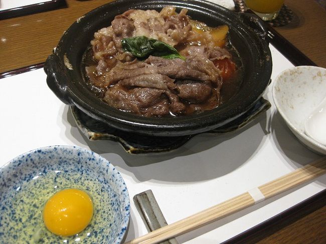 それは1月末のこと。<br />私が4トラのブログを始めた当時から仲良くさせてもらっている大人気トラベラーのジェロニもさんの旅行記に、アマン東京のアフタヌーンティーがあったんです。<br />そのアフタヌーンティーの内容に一目惚れをしてしまった私は、早速アマンに電話。<br />すると、フルオープンまでは宿泊者限定での提供との残念なお答えが><<br />3月は土日も忙しいので、2月のうちに女子会をしたかった私は、それに変わるスペシャルな女子会プランを考えてみました。<br /><br />それは、ミシュラン1つ☆の【三田ばさら】でトマトすき焼き膳のランチ(ソフトドリンク付きで2,500円)とホテルアフタヌーンティーをはしごする満腹プラン。<br />なかでも【三田ばさら】は評判どおりのお店☆<br /><br />主人に子供達をお願いしての外出なので、みんなが喜ぶであろうお土産もちょこちょこっとね。<br />スマステで放送されたテッパン人気手土産をゲットするため、広〜い東京駅をグルグル回ったり、ペニンシュラでマンゴープリンをGetしたりと。<br />それでは5,000円で満腹女子会、スタートです。<br />