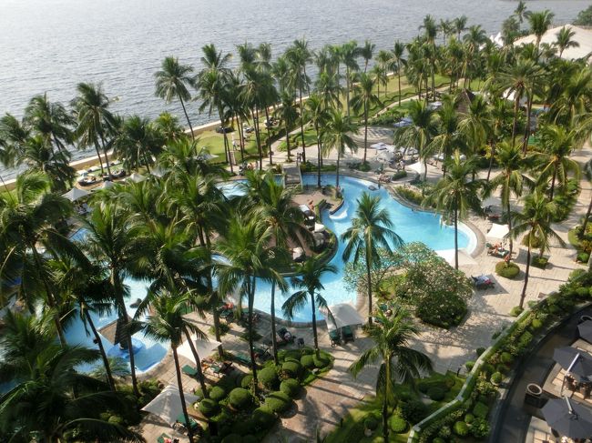 「終わりよければ全てよし」<br />私はフィリピン旅行を想い出深い旅にするためマニラ最終日は『ソフィテル・フィリピン・プラザ』に泊まった。2014年4月、オバマ米国大統領も宿泊したマニラ最高級のホテルである。<br />ホテルはマニラ湾に面し、広いガーデンプールのチェアーに寝転がれば本格的なホテルリゾートが楽しめる。夕方になると西の空がピンクに染まり真っ赤な太陽がマニラ湾に沈む。プールビューの客室から荘厳なサンセットが眺められる。フィリピン旅行最終日にふさわしい最高のホテル！<br /><br />写真：客室からの眺め<br /><br />『ソフィテル・フィリピン・プラザ』<br />http://www.sofitelmanila.com/en<br /><br />注：為替は１ペソ＝2.7円で換算する。<br /><br />私のホームページに旅行記多数あり。<br />『第二の人生を豊かに』<br />http://www.e-funahashi.jp/<br />（新刊『夢の豪華客船クルーズの旅<br />ー大衆レジャーとなった世界の船旅ー』案内あり）