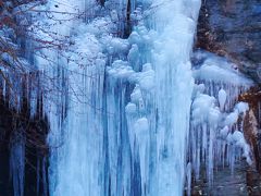 秩父1/4　三十槌の氷柱／天然の巧芸お見事！　☆荒川河川敷の岸壁に