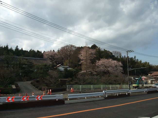 市営地下鉄ブルーラインのセンター南駅から中原街道を勝田橋方面へ下った途中に、この辺り、嘗ての勝田村の名主を代々務めた関家が、現在も茅葺のまま残っている。<br /><br />勝田村は、鎌倉時代からこのあたりに集落としてあり。近辺には貝塚も残る。<br />徳川時代は久志本家の領地の一つとして関家が代々名主を務めてきた。現在も２２代目のご当主が居住されており、家屋内を拝見することはできないが、名主としての風格のある家屋と、公道から長屋門までの道、敷地内の母屋と農機具等を収めた納屋などの配置と庭園、当時の風格を忍ばせる。