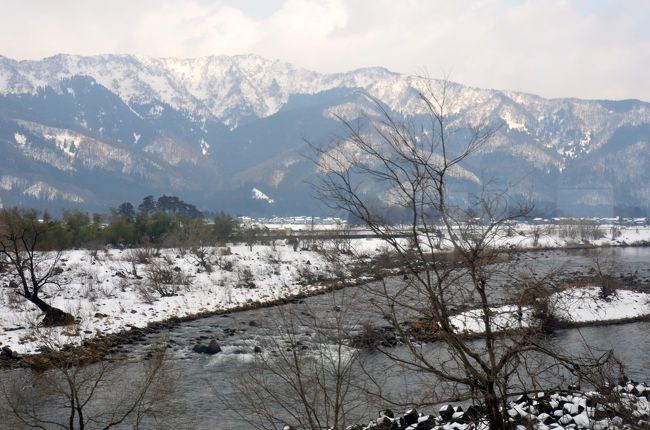 福井の旅、2日目です。<br /><br />美味しい越前蟹をいただいた翌日は、ジワジワと人気を集めている『恐竜博物館』に行きます。<br /><br />福井旅行を決めた後に、TVで紹介していたのを見て、せっかくなら行ってみようと思い立ちました。<br /><br />そこにたどり着くまで、ローカルな鉄道に乗ってみたり、有形文化財の駅舎内で営業するレトロなカフェに立ち寄ってみたりと、いつもよりものんびりとしつつ、ちょっとマニア？な時間を過ごしてきました(^0^)<br /><br />1日目の旅行記はコチラです〜<br /><br />『雪の北陸、福井を行く！『越前蟹をいただきます！』の1日目 (永平寺　「海の宿」山根屋)』<br />http://4travel.jp/travelogue/10985114<br />