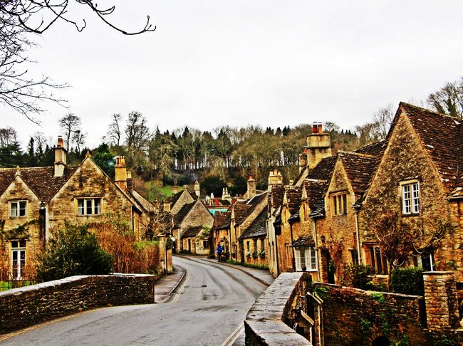 英国のCotswolds（コッツウォルズ）地方。<br />そこは、物語の世界。<br /><br />ナルニアへと繋がる洋服ダンスのある古い石造りの家、時計を持ったうさぎが走って行く丘陵地帯、霧に霞むホグズミード村、そしてホビット・ドワーフ・エルフの世界…。<br />コッツウォルズの村の中や鶸茶色の丘のフットパスを歩いていると、昔に読んだ英国の物語の情景がポンっと音を立てて目の前に現れる…。<br />そんなデジャヴに近い感覚を感じることが何度かあった。<br /><br />コッツウォルズ旅の最後に訪れたカースルクームの村は、C.S.LewisのThe Chronicles of Narnia(ナルニア国物語)の一場面を思い起こさせる村。<br /><br />蜂蜜色の家々が並ぶフットパスをのんびりと歩き、中世イギリスの風を感じ、石が語る異国の物語に耳を傾けてきた。<br /><br /><br />旅程 2014/12/27〜2015/1/4<br />□12/27 成田13:10 - モスクワ(乗り継ぎ2時間) - ロンドン(LHR)20:15<br />□12/28 ロンドン<br />□12/29 ロンドン　<br />□12/30 オクスフォード<br />□12/31 コッツウォルズ (レンタカー)<br />■1/1 コッツウォルズ (レンタカー)<br />　バイブリー、カースル・クーム、ソールズベリ<br />□1/2 ソールズベリ(レンタカー)→ ロンドン(LHR)22：30 - モスクワへ<br />□1/3 モスクワ05：05／20：00 - 成田へ<br />□1/4 成田11：40<br /><br />☆★☆★☆★☆★☆　家族と歩く真冬の英国　旅行記☆★☆★☆★☆★☆<br />【1】 24年前の君へ　http://4travel.jp/travelogue/10969164<br />【2】 アフタヌーン・ティは貴族の館で召し上がれ♪ http://4travel.jp/travelogue/10973030<br />【3】 チェシャ猫が浮かぶ街 http://4travel.jp/travelogue/10975423<br />【4】 双貌のコッツウォルズ・ドライブ http://4travel.jp/travelogue/10976918<br />【5】 鶸茶色の砂漠〜フットパス〜には危険が潜む!? http://4travel.jp/travelogue/10979485<br />【6】 石の囁きに耳を澄まして… http://4travel.jp/travelogue/10985237<br />【7】 古代遺跡の謎を解く　http://4travel.jp/travelogue/10987777<br />【番外編 1】 バナナも凍る世界へ行こう！　http://4travel.jp/travelogue/10995510<br />【番外編 2】 ロシアビザ取得ついでに最高峰登山　http://4travel.jp/travelogue/10958914